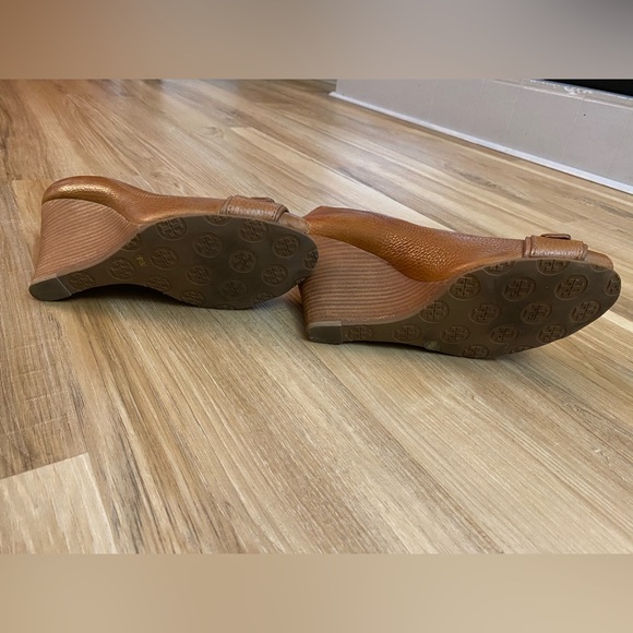 ❤️❤️Tory Burch Leather Brown Peep Toe High Wedges W/Gold Monogram - Picture 6 of 13